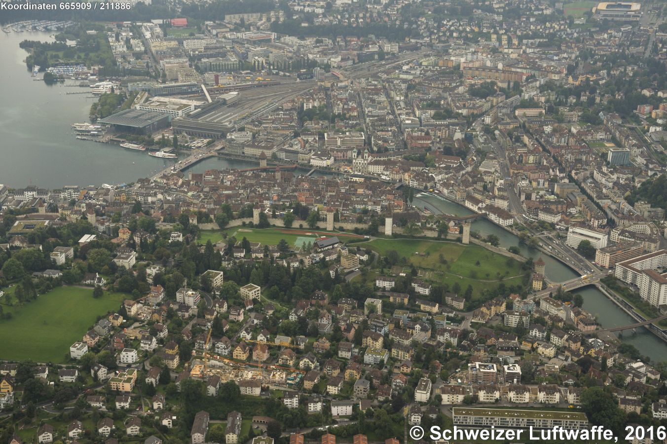 Museggmauer und -türme in der Bildmitte von NE nach SW verlaufend; Blick zum KKL, Unkiveristät und Bahnhof. Im Bildzentrum: Jesuitenkirche. Rechts im Bild: 'Babel'-Quartier.